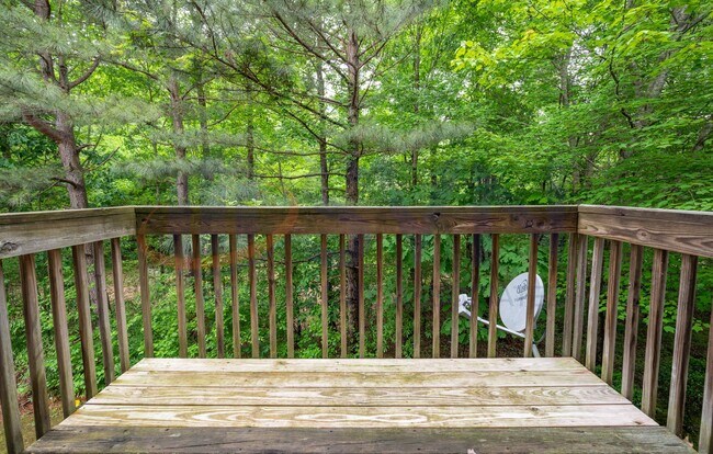 Building Photo - 3 STORY TOWNHOME WITH BONUS ROOM!