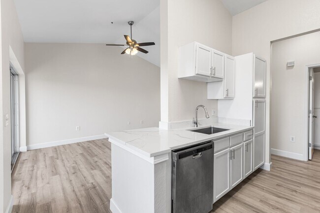 Foto del edificio - ** FAIRWAY PRESERVE ** 1 BED / 1 BATH CONDO - PET OK! - LAKE VIEW - NORTH NAPLES - ANNUAL RENTAL