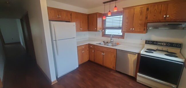 Building Photo - 2425 S 75th St