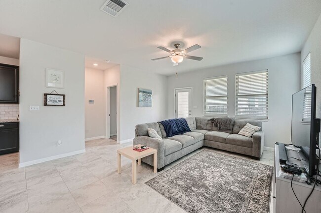 Building Photo - Huge 4-Bedroom Home in Morningstar Neighborhood