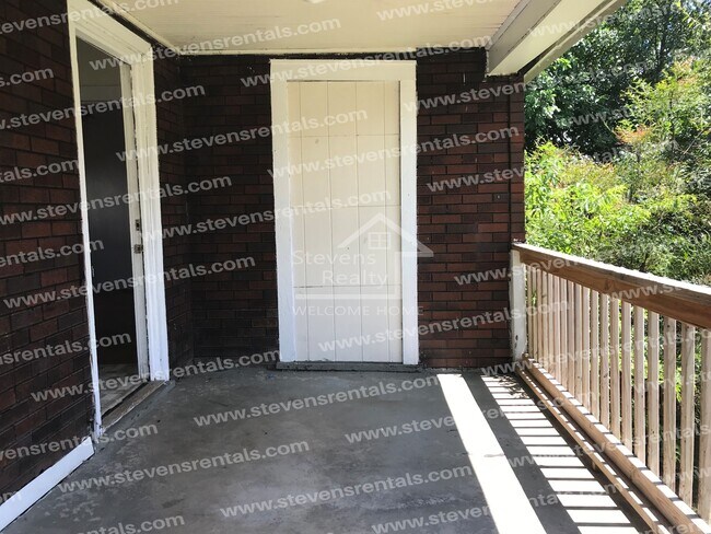 Foto del edificio - 2438 Brown Ave
