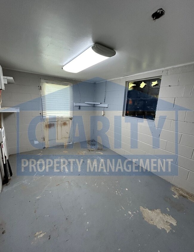Building Photo - Charming 2-Bedroom Home with Spacious Yard...