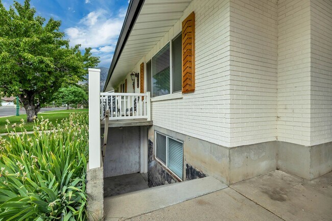 Building Photo - 932 E 840 N