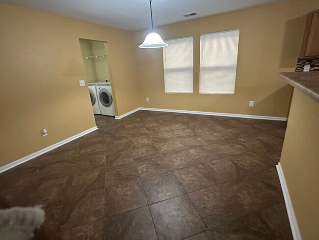 Building Photo - 136 Dormont Dr NE