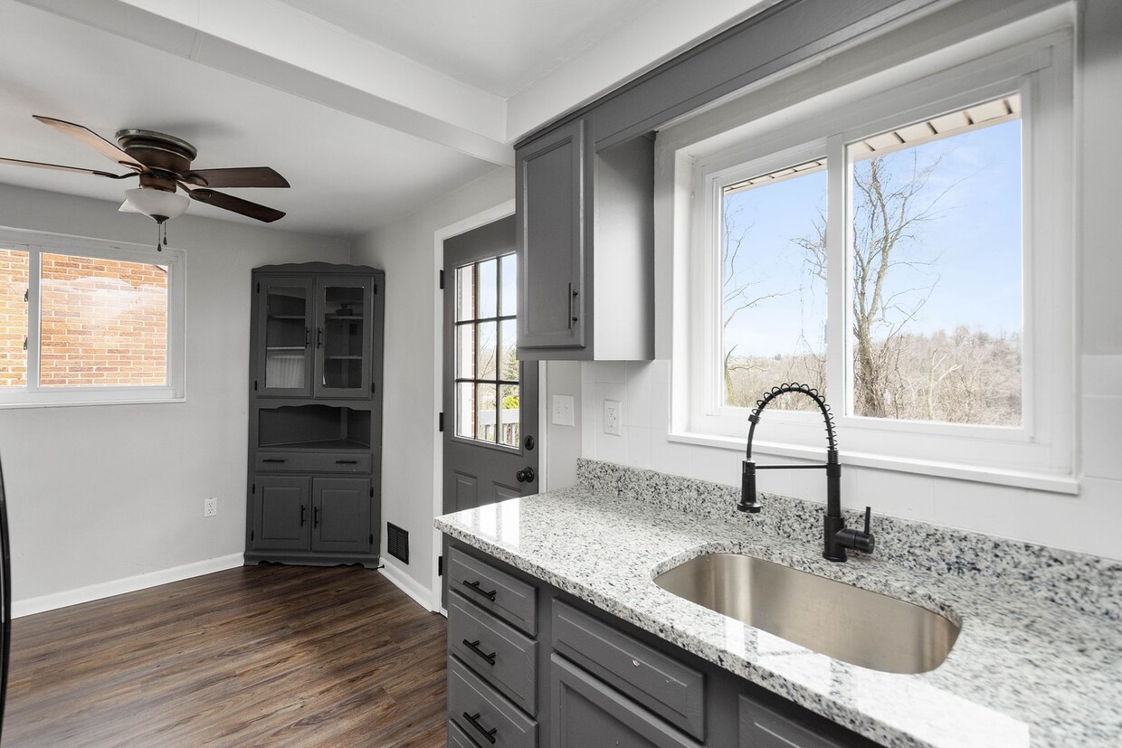Primary Photo - Stunning 3 bedroom home in West Mifflin av...