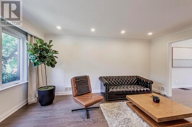 Building Photo - 1097 Glengrove Ave W