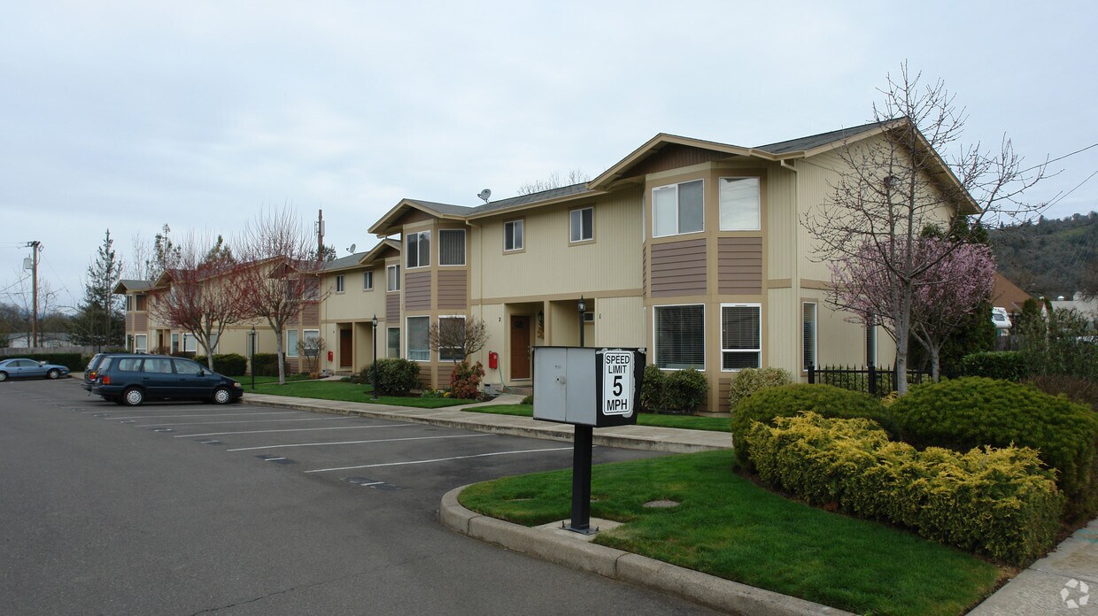 Building Photo - Waterstone Crossing