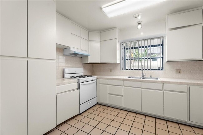 Building Photo - Charming Alhambra Traditional with Bonus R...