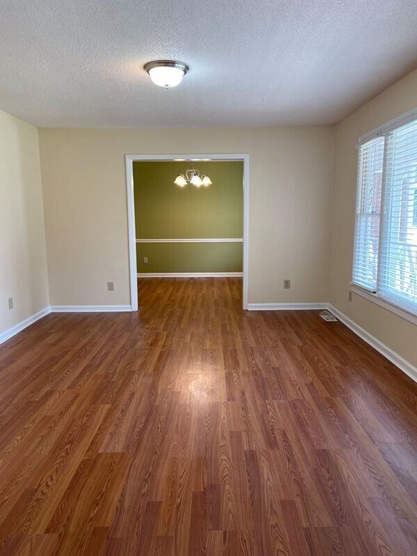 Foto del edificio - Lovely 3BR/2.5 BA Brick Ranch less than 5m...