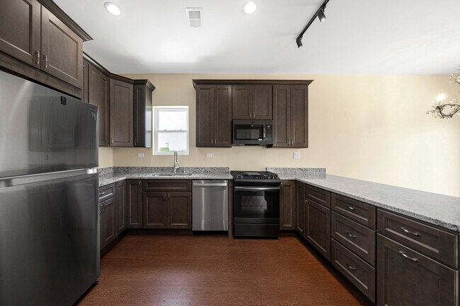 Nueva cocina con gabinetes vibrantes, encimeras de granito - 5716 W 87th St