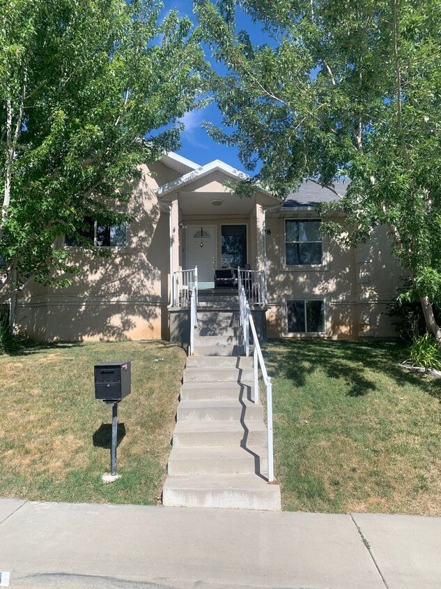 Primary Photo - 4 Bed Basement Unit for Rent in PG $1700-1st Month Rent free!