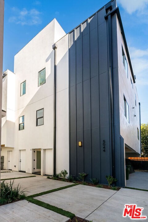 Foto principal - 5044 Laurel Canyon Blvd