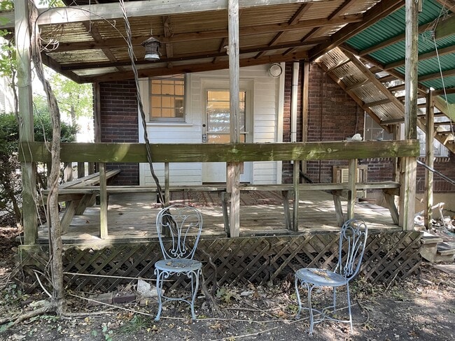 Gran porche trasero - 5946 Oram St