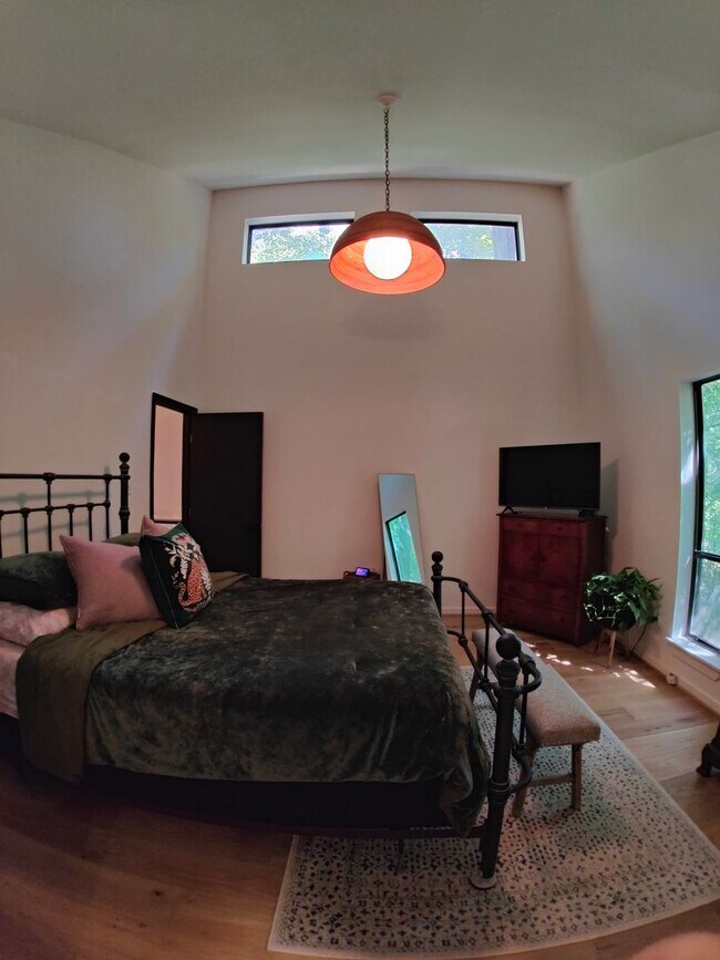 Foto del edificio - Updated Two bedroom Contemporary with huge...