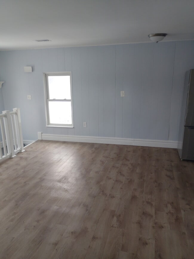 Building Photo - 214.5 1st St