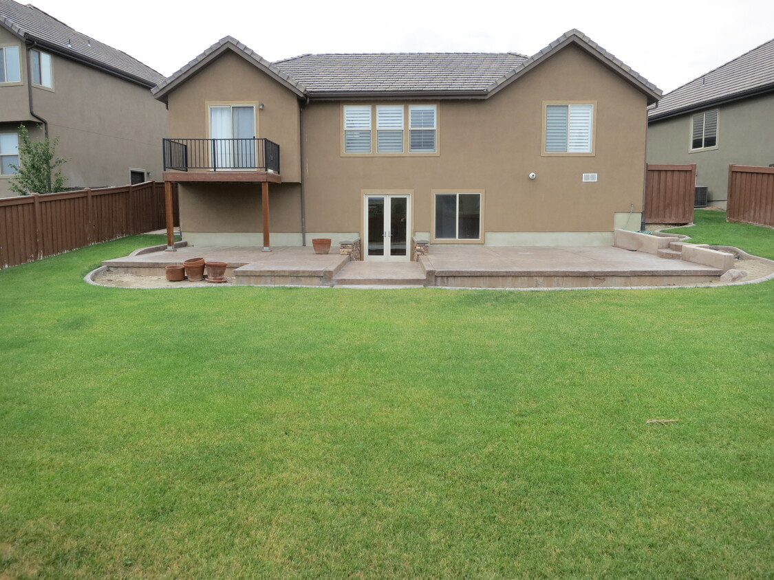 Large backyard and spacious patio - 2755 Shady Hollow Lane