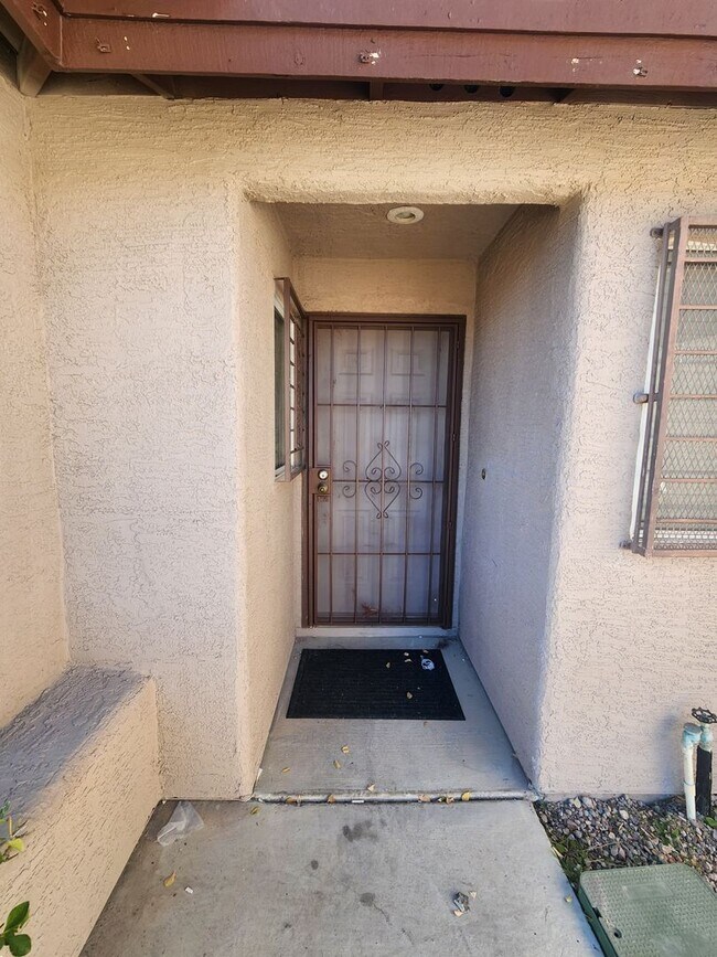 Building Photo - A Stunning 3 Bedroom, 2 Bathroom Single St...