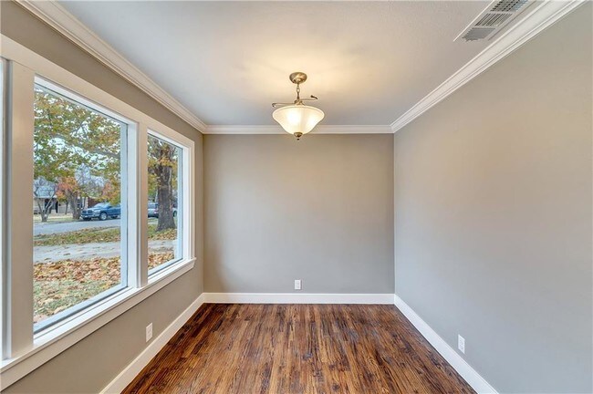 Building Photo - 2933 Shorewood Dr