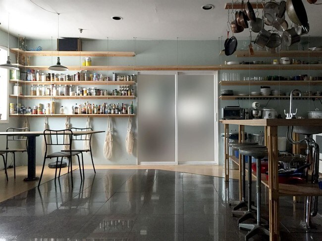 Building Photo - 261 Vandervoort Ave