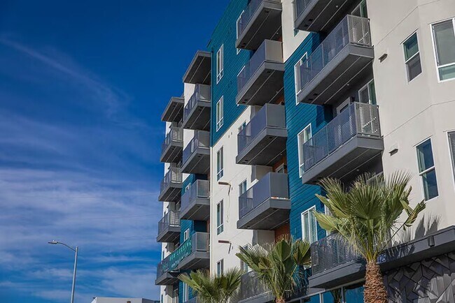 Foto del edificio - 21425 Vanowen St