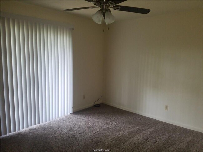 Building Photo - 2402 Pecan Ridge Dr