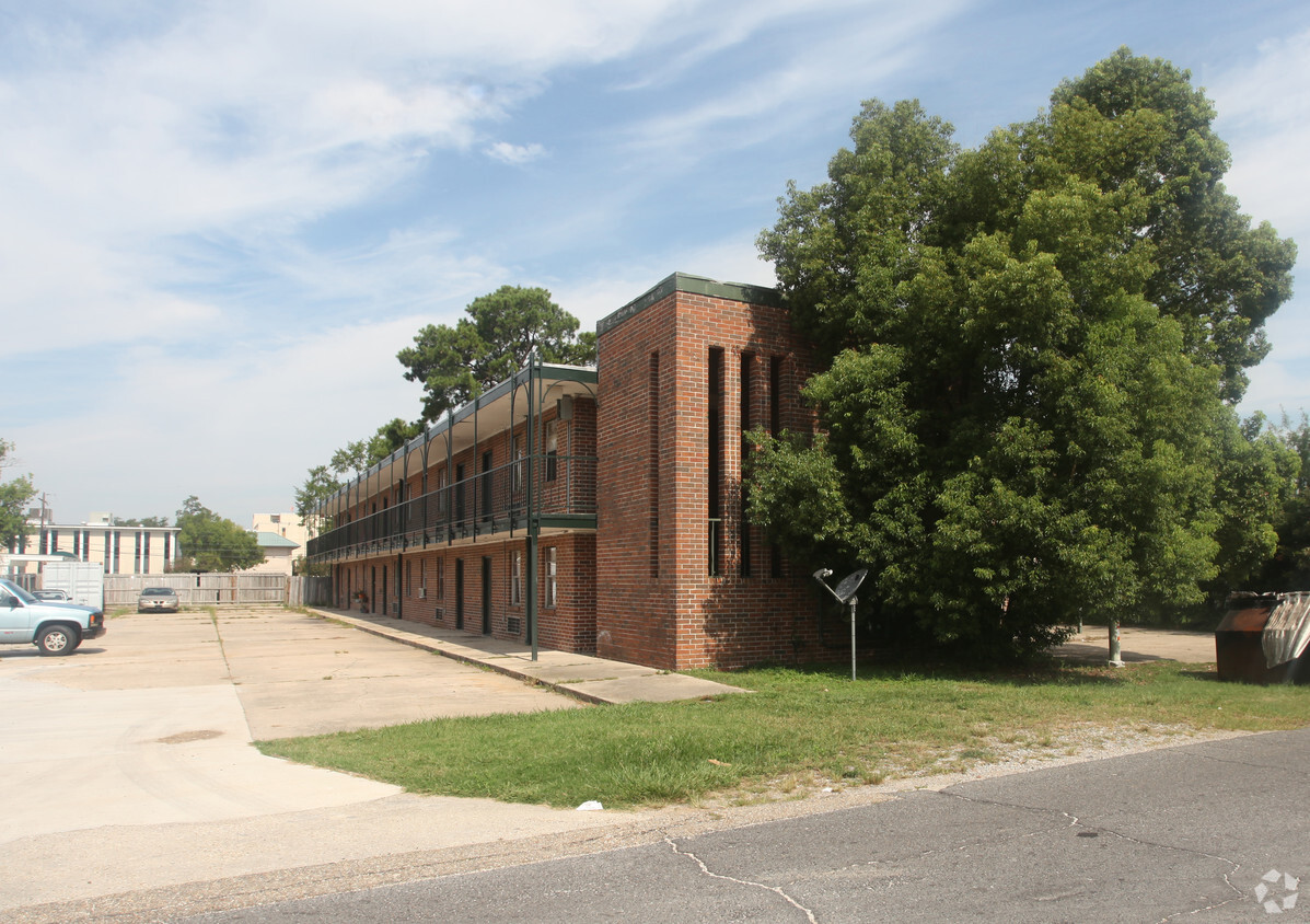 Primary Photo - 150 Live Oak Blvd
