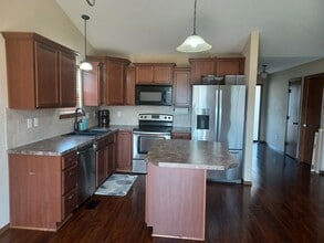Building Photo - 11010 W Hollywood Ct