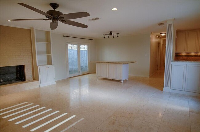 Building Photo - 2900 Windsor Rd