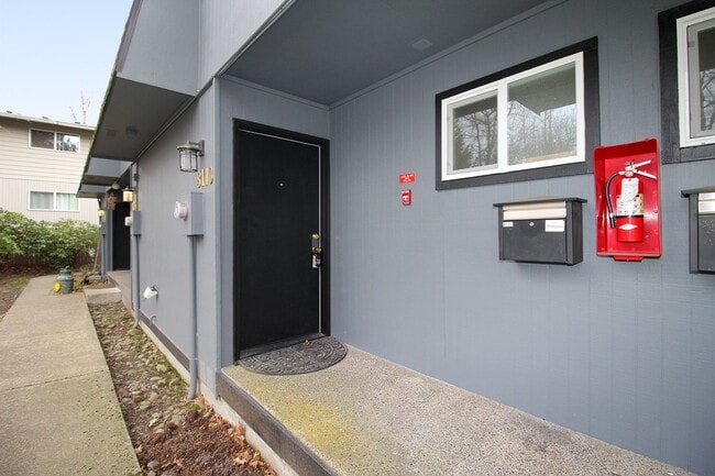 Building Photo - 8122-8122 SW 31st Ave