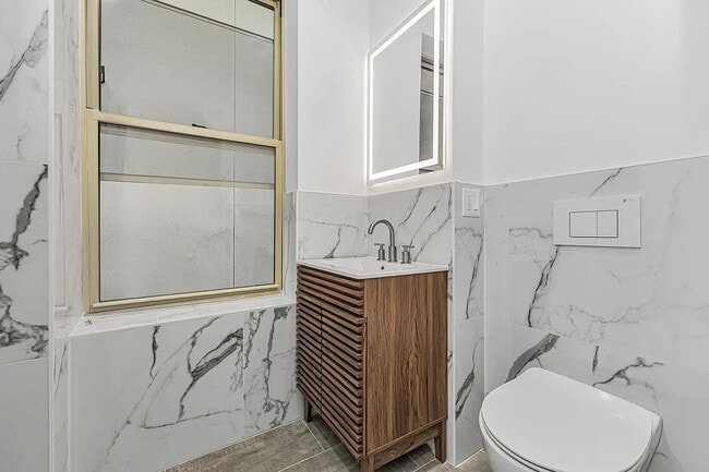 Building Photo - 246 E 53rd St