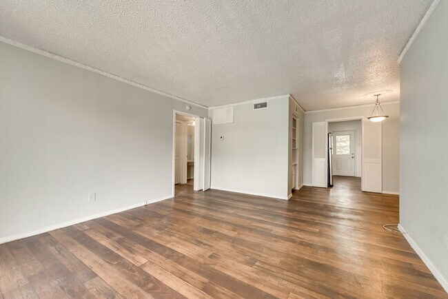 Building Photo - Pool side view 1 bedroom apartment in Dallas