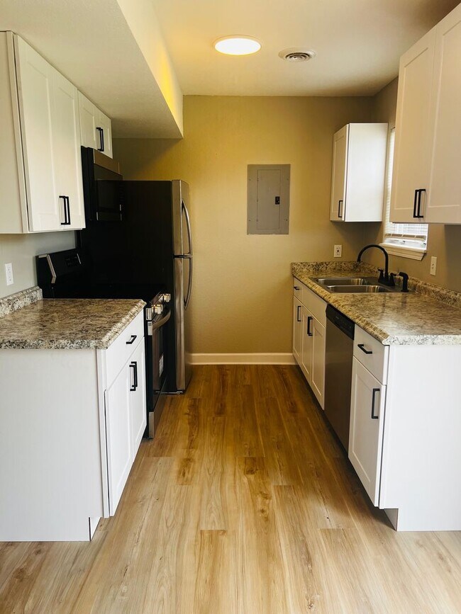 Foto del edificio - Available Now – Updated 3 Bedroom Tri-Plex...