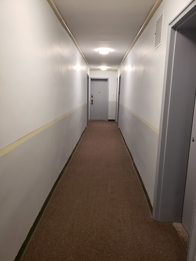 Hallway leading to Apartment corner apartment - 720 E 31st St