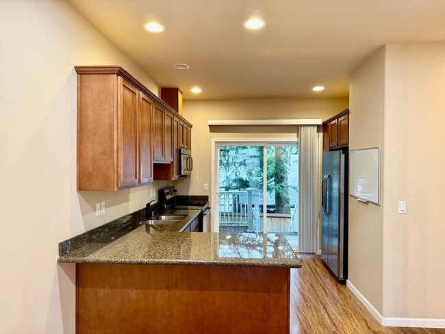 Foto del edificio - Beautiful 2 bed, 2.5 bath townhome located in Mountlake Terrance $2800/mo.