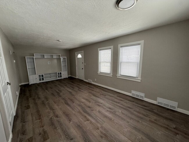 Building Photo - 3 Bedroom Home