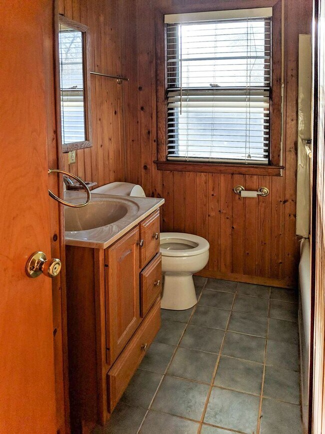 Building Photo - SINGLE FAMILY HOME -  3 bed, 1 bath, appli...