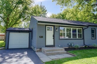 Building Photo - 20 Meadow View Dr