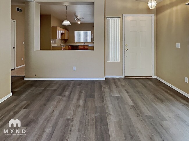 Building Photo - 685 E Cantebria Dr