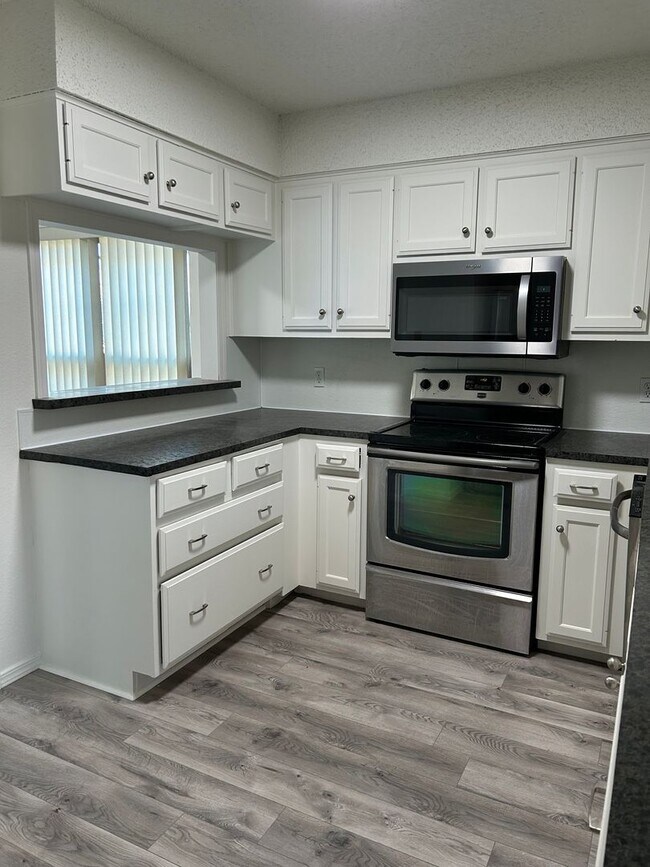 Foto del edificio - Beautiful Duplex in Esmond Estates