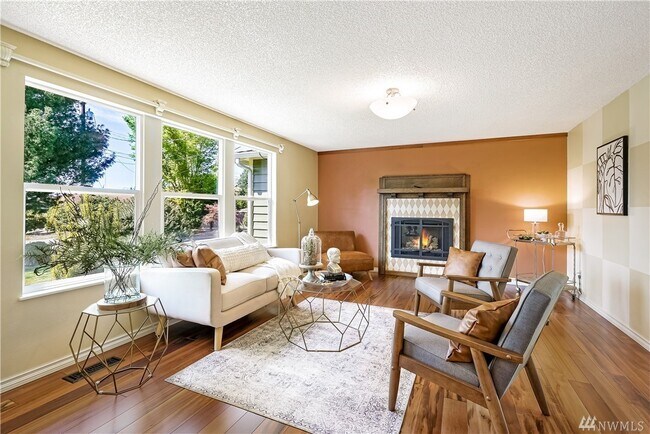 sala de estar o comedor - 1307 Cypress Ln