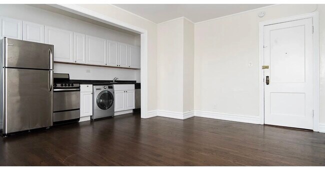 Building Photo - 3345 N Marshfield Ave