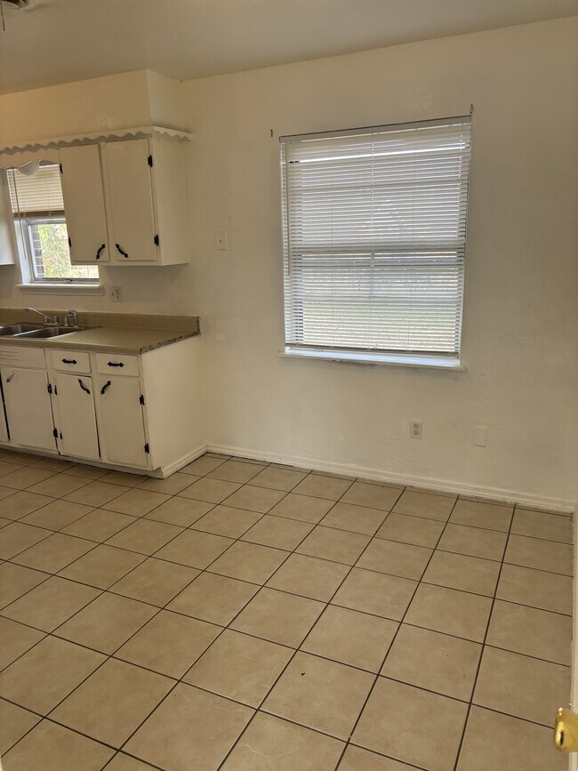 Foto del edificio - 1220 Mcdonald Dr