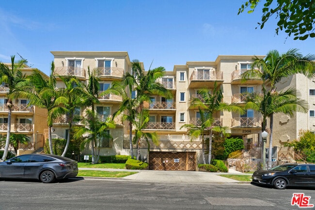 Building Photo - 2306 Fox Hills Dr