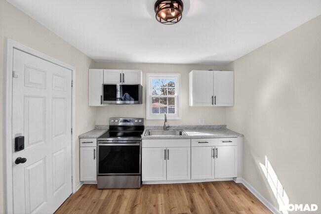 Building Photo - Charming Duplex 2BR + Upstairs 1BR Studio