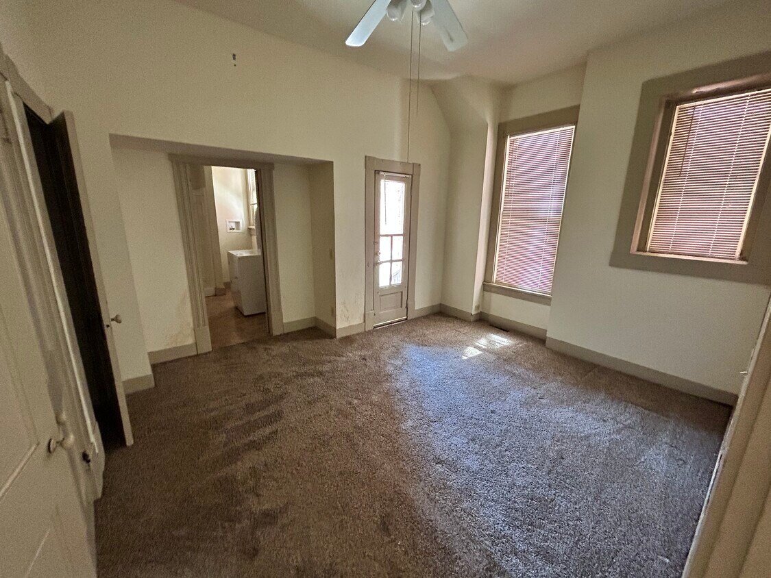 Dormitorio (con la pintura antigua) con baño completo al que se accede por la puerta de la izquierda. - 83 W 2nd Ave