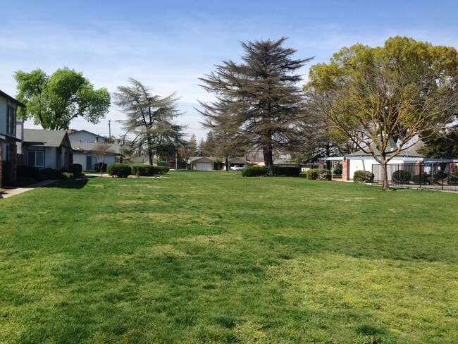 Building Photo - Nice townhome located in a gated community