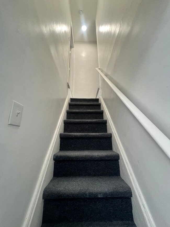 Building Photo - 22 1/2 Seward Ave