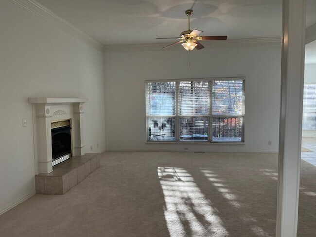 Building Photo - Great 3 Bedroom close to biking, hiking tr...