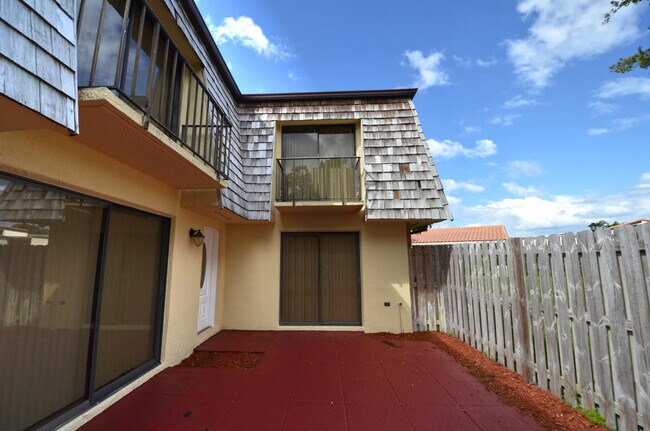 Foto del edificio - 156 Lake Arbor Dr