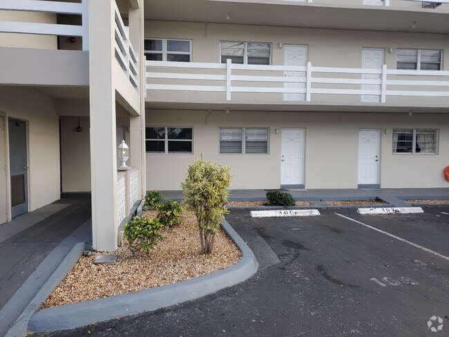 Building Photo - 2100 Diana Dr